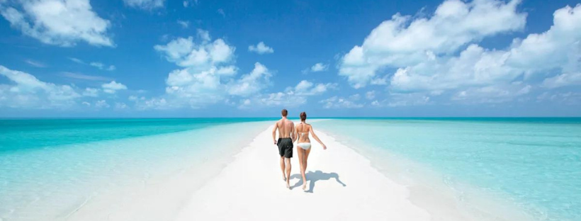 Couple sur un banc de sable aux Bahamas